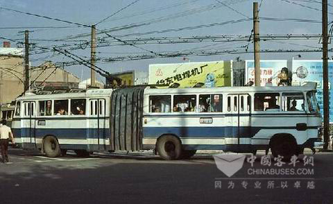 年代之後,我國的公共汽車更加註重實用,環保和美觀,在各大城市裡運行