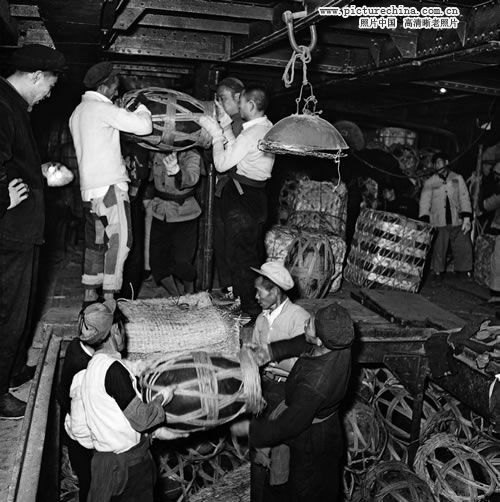 1954年 鞍山工人修复高炉的瓦斯管道