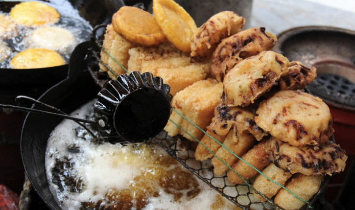 油 墩 儿虽然如今杭州的餐厅几乎都能吃到葱包桧,但都不如路边巷口的