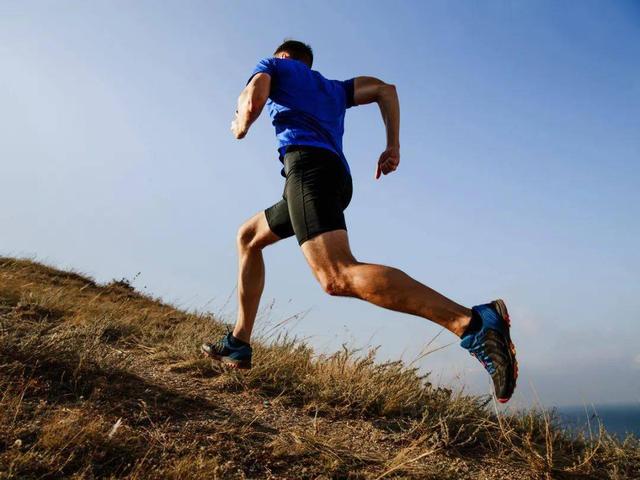 想要提升跑步技术,坚持练习弓箭步,4个训练动作帮你更进一步 - 好网角