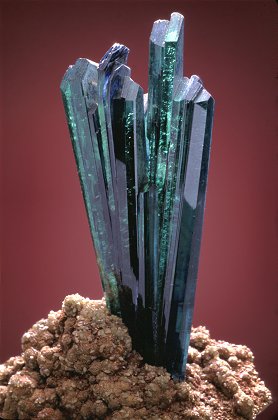 晶体作为宝石来开采利用已有几千年的历史;而那些色彩奇丽,结晶完好