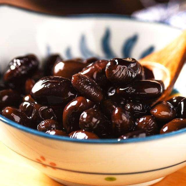 黑豆可以补肾,醋呢,可以杀菌消毒,这样的搭配,可不就是养生大家的手笔