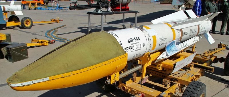 地面上的"不死鸟"导弹aim-54b是"不死鸟"导弹首个改进型号.