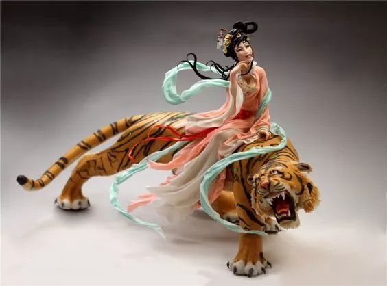 女子骑虎,英姿飒爽