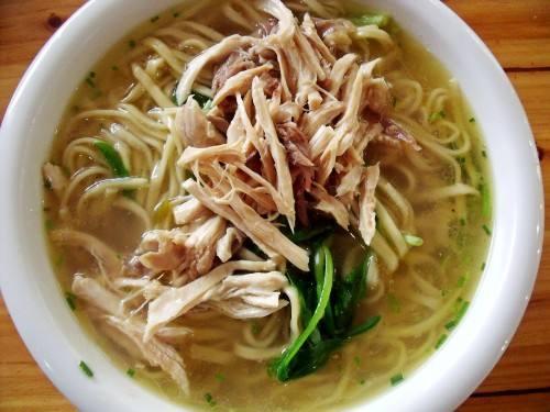 【鸡丝打卤面】烧水煮面条,面熟后,浇上做好的卤.