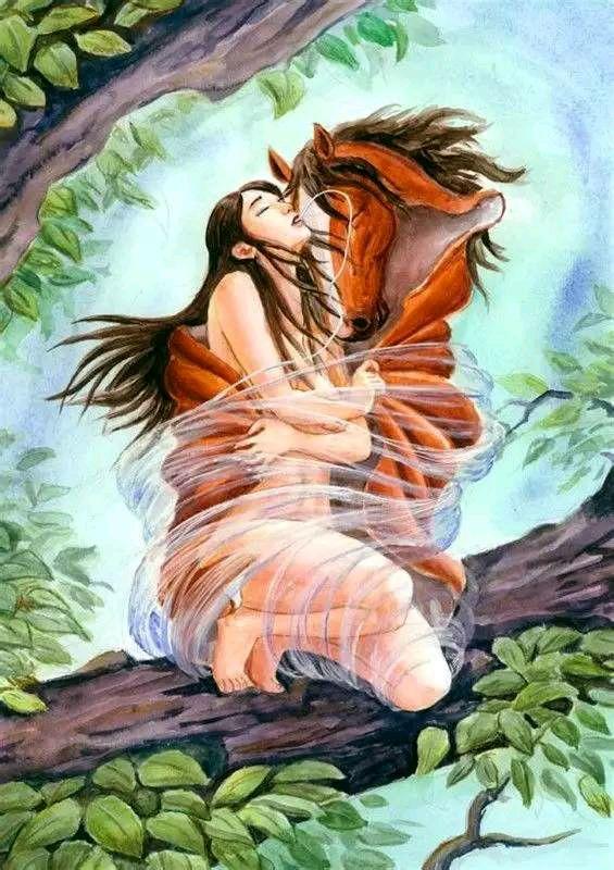 《史记》提到黄帝娶西陵氏之女嫘祖为妻,她发明了养蚕.