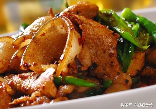 食材:五花肉,青椒,蒜,豆瓣醬,高湯,鹽,糖,油做法:1.