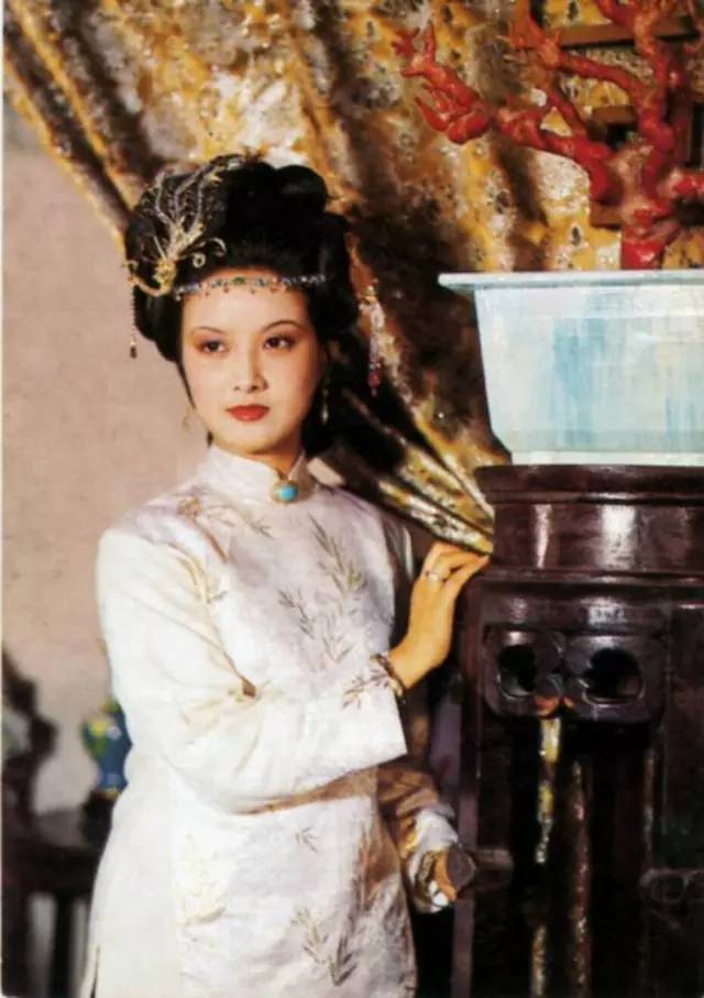 史太君,王夫人,邢夫人,李纨,王熙凤等等都额头戴着抹额