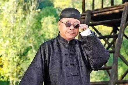 有些泼皮无赖的张财主是派人强行"请"李秀才进府的,因此这李秀才是