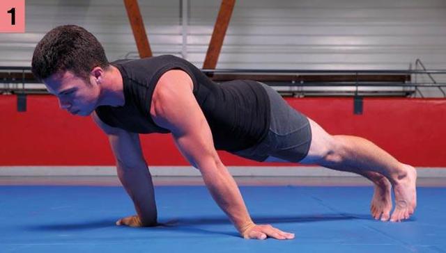 3 冲肩俄式挺身双腿弯曲,膝盖靠在肘部,保持与俄式挺身相同的姿势.