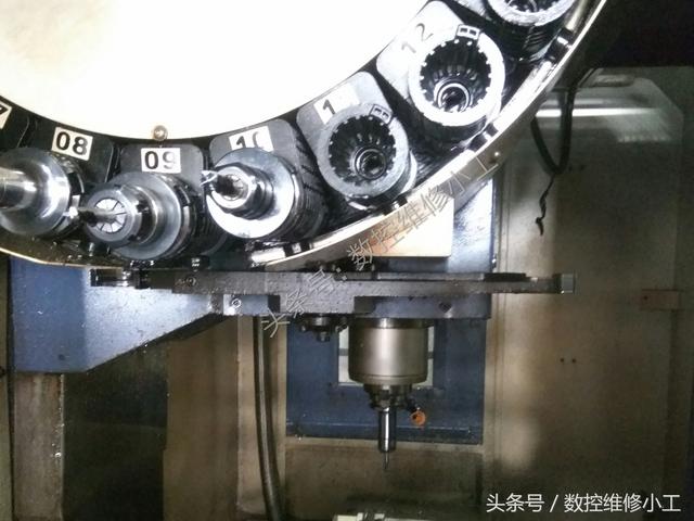 加工中心圆盘式刀库机械手换刀时掉刀维修实例