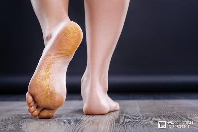正常人的脚底比较红润,有血色,除了脚窝之外的部分会比较硬,颜色偏淡.