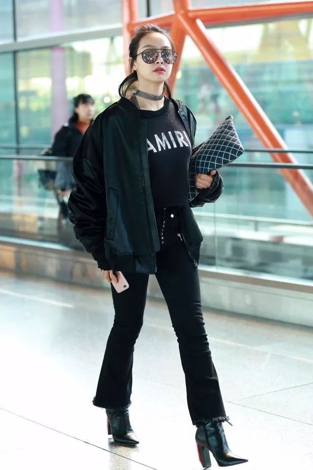 宋茜这身酷劲十足的装扮,九分喇叭裤 黑靴,全身黑色,休闲时尚,脖子上