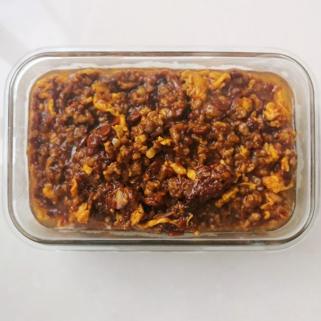 拌面条的鸡蛋肉酱