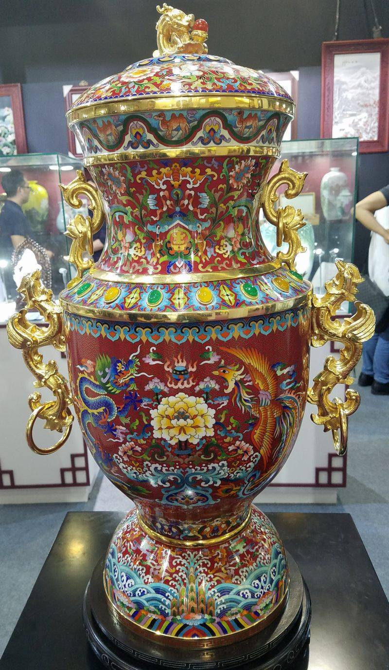 张同禄景泰蓝盛世荣耀珐琅尊以故宫红为底色中国红景泰蓝献礼故宫建成