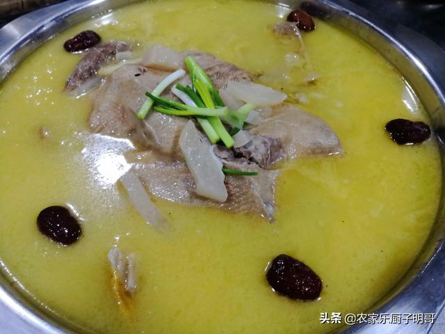 酸萝卜炖鸭子皮糯汤鲜肉香全吃光