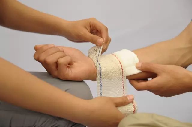 螺旋反折包扎法注意:包扎时应用力均匀,由内而外扎牢.