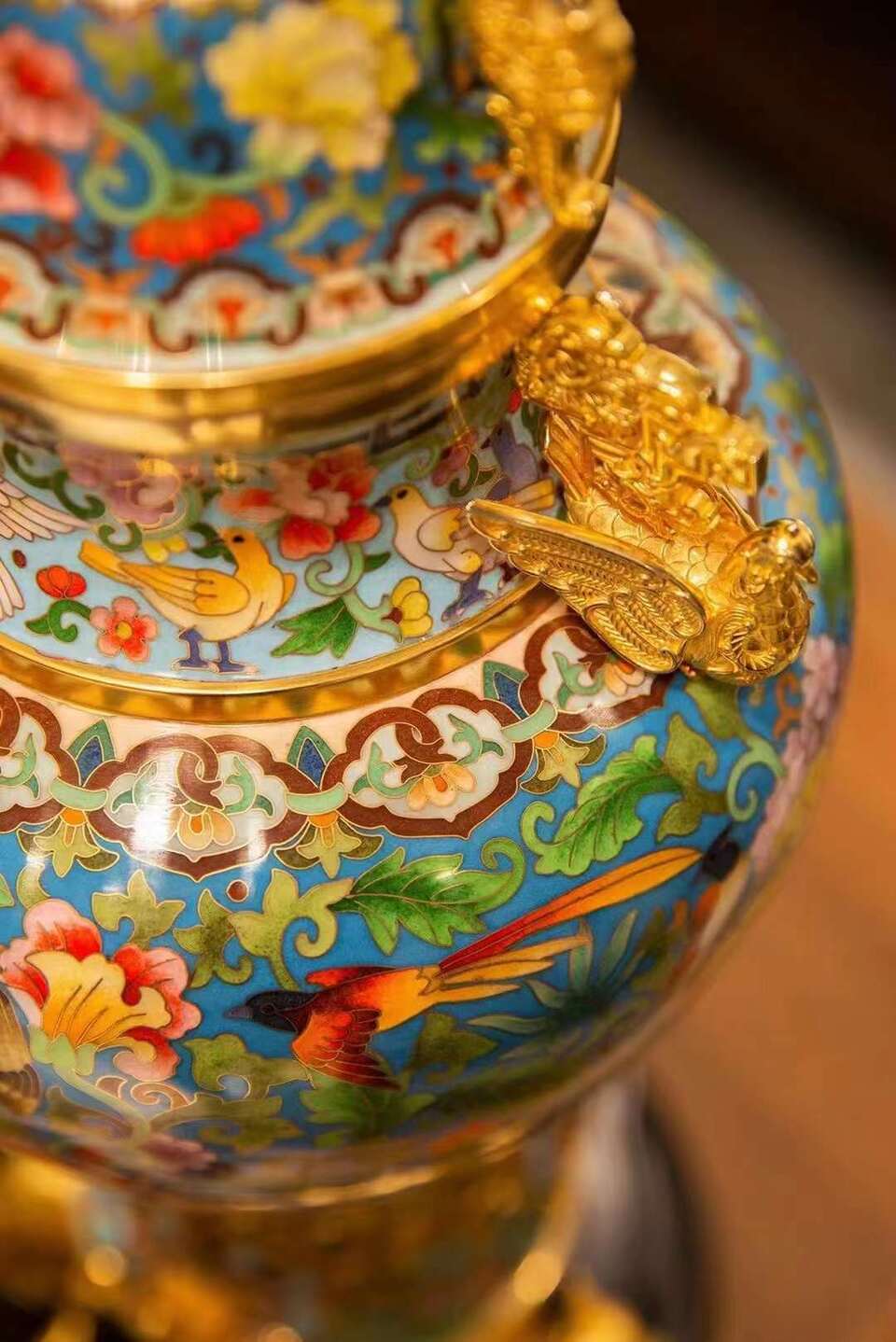 钱美华钟连盛李静联袂创作景泰蓝和平尊典藏版