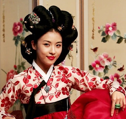 牡丹头二把头又称两把头,是满族妇女最具有代表性的发式,就是把头发束