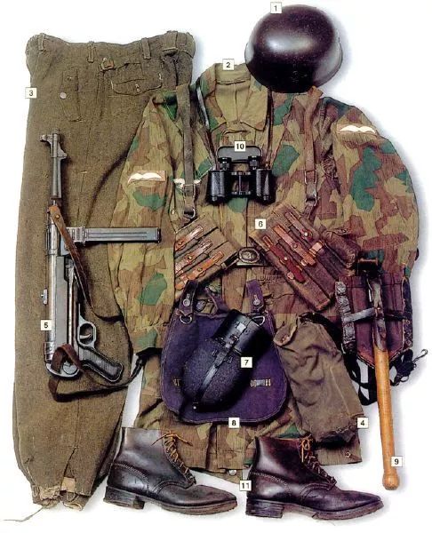 比较明显的是德国党卫军开始换装豌豆迷彩军服,另外该士兵在衣服扣上