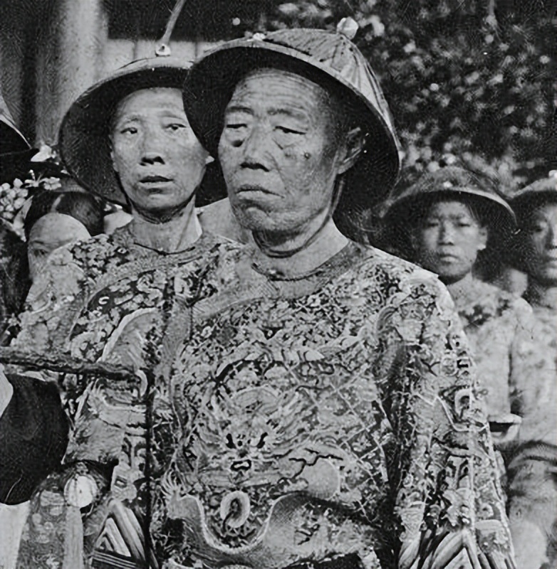 末代太监孙耀庭口述夜晚伺候嫔妃时鞋里都要放一个苍耳为啥今日头条